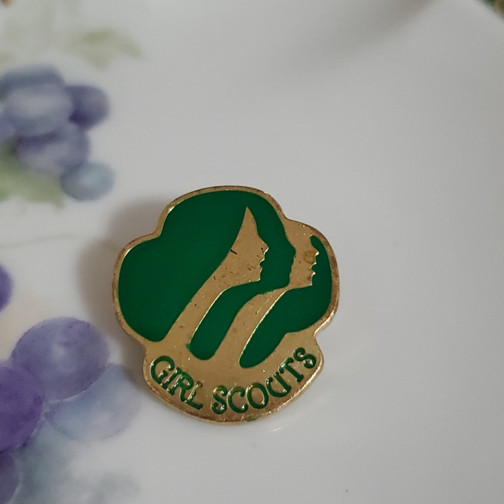 •Girl Scouts of America•Vintage 1980 green/gold pin